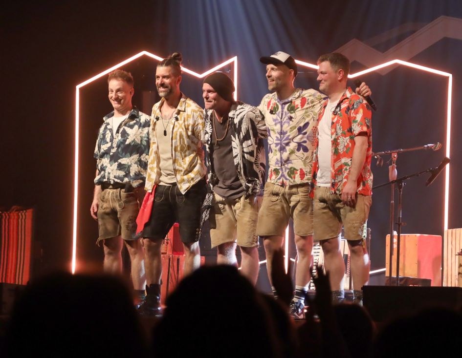 Die fünf von voXXclub nebeneinander auf der Bühne