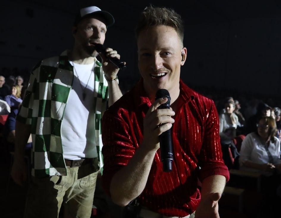 voXXclub singt mitten im Publikum